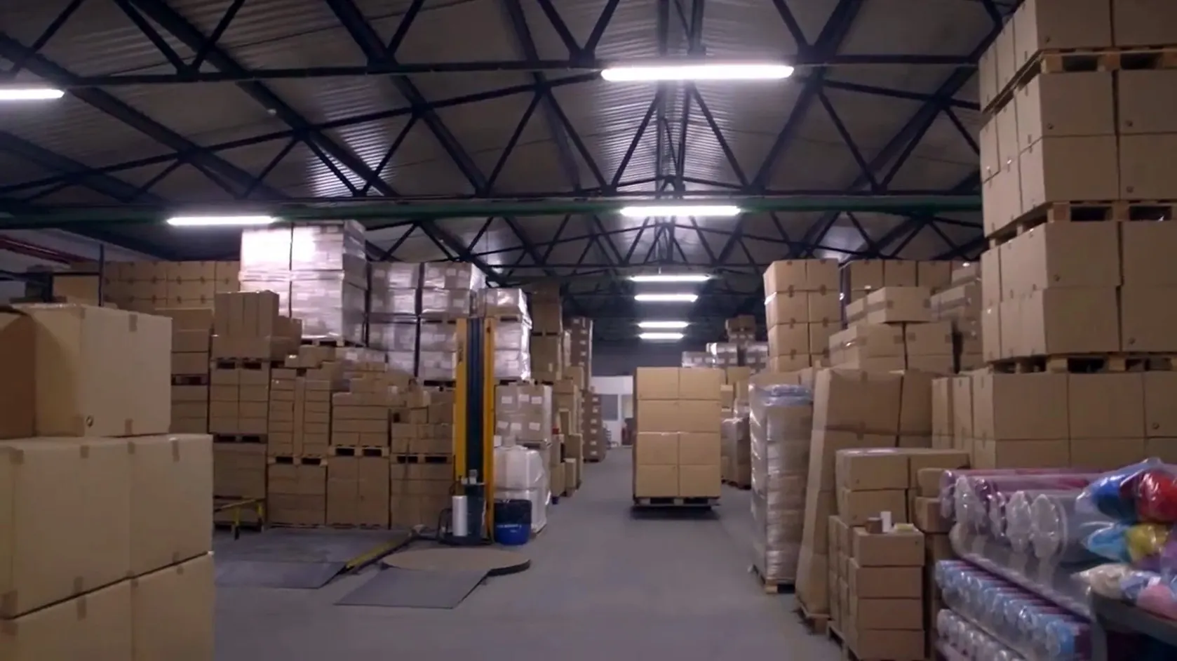 Opslag met verpakte handdoeken die klaarstaan voor levering Opslag met verpakte handdoeken die klaarstaan voor levering
