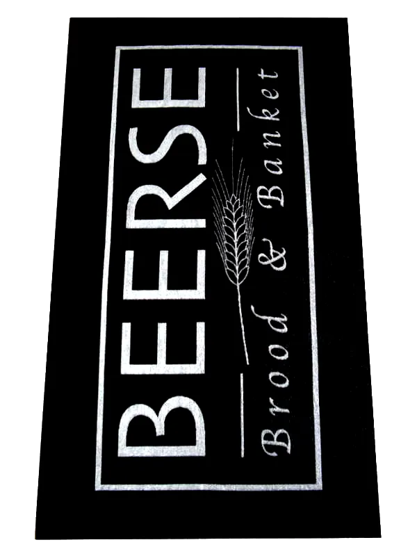 Zwarte handdoek met een ingeweven logo over het oppervlak (jacquard overall) Zwarte handdoek met een ingeweven logo over het oppervlak (jacquard overall)