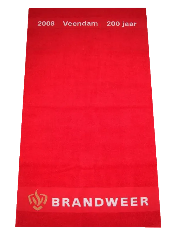 Rood strandlaken met een logo in de rand geweven (jacquard rand) Rood strandlaken met een logo in de rand geweven (jacquard rand)
